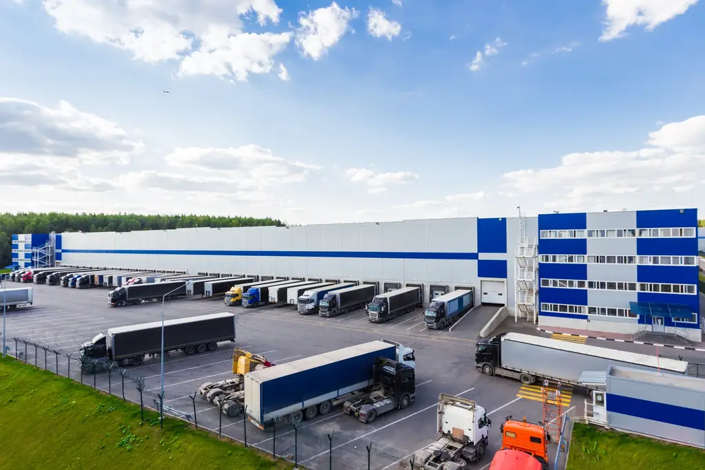 Logistikzentrum mit Lkw an den Verladetoren